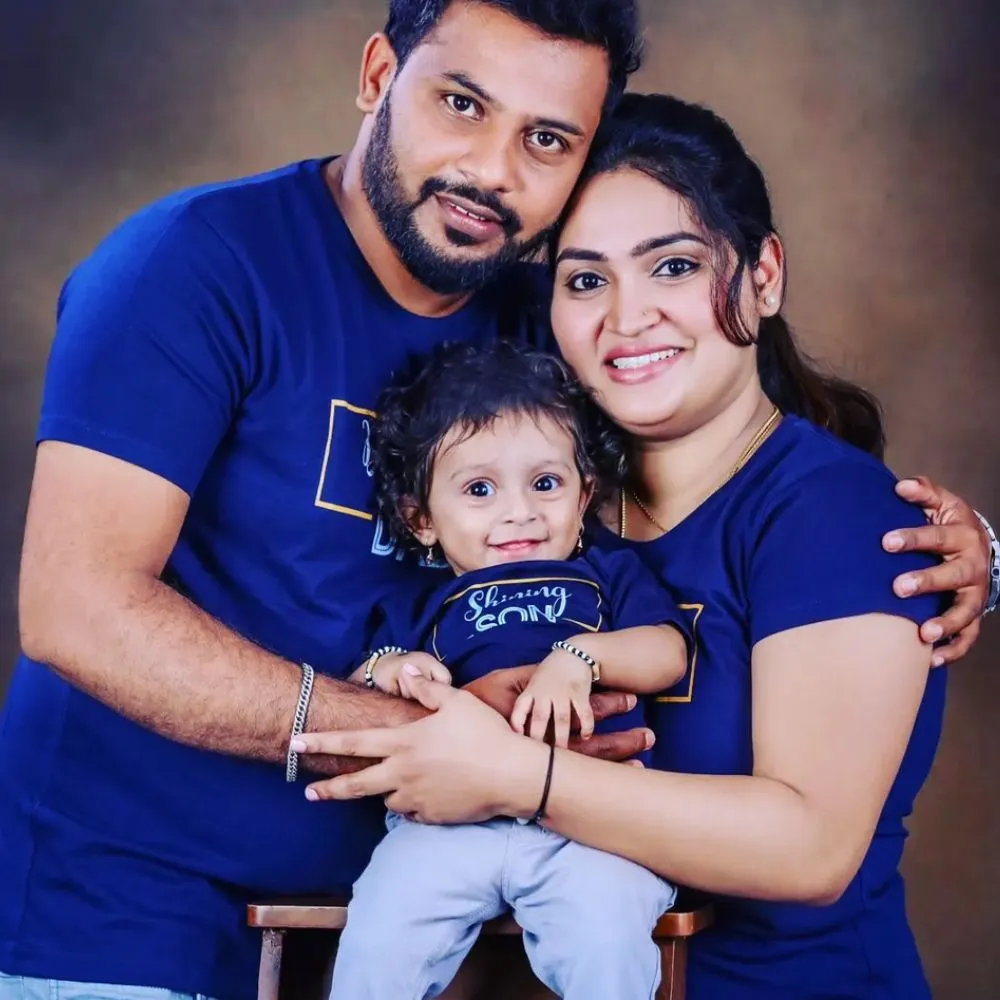 Dazzling Dad Marvellous Mom Shining Son Gorgeous Girl Matching Family T-Shirts